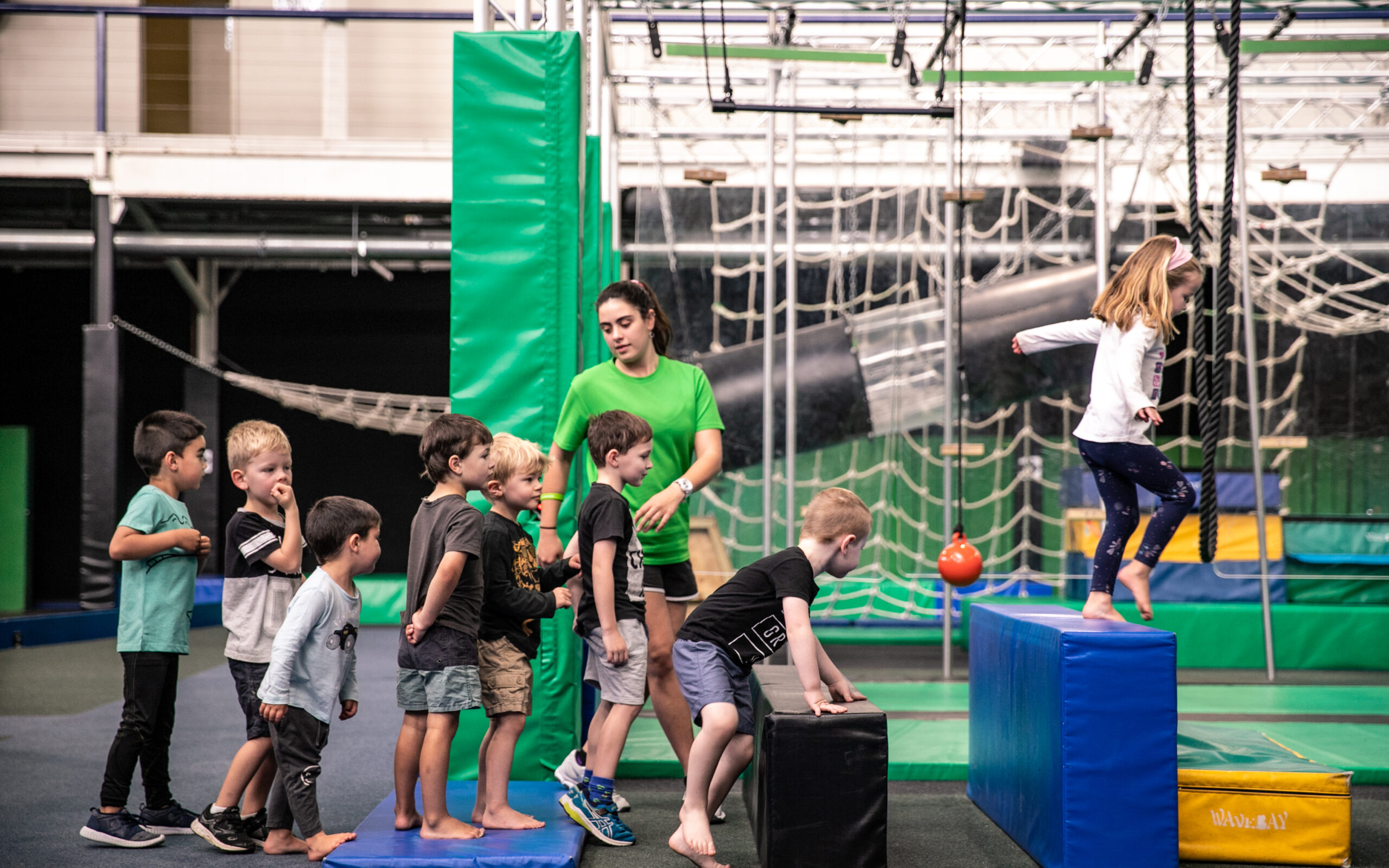 Kids starting obstacle course scaled | Ninja Parc